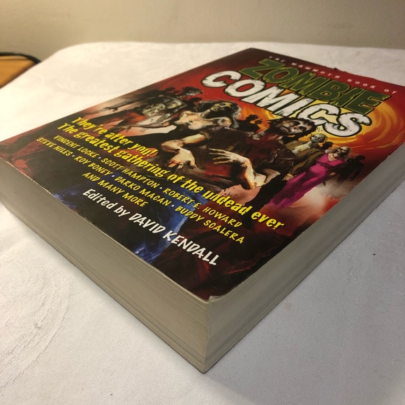 Mammoth Book of Zombie Comics 450 pages! - Picture 3 of 8